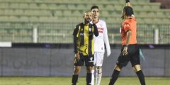 فيديو | اعتراضات من لاعبي المقاولون على حكم ماتش الزمالك.. وعماد النحاس يتدخل لحمايته