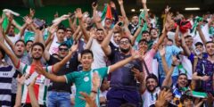 اسم رياض محرز يدوي بقوة فى ستاد مباراة الجزائر وغينيا
